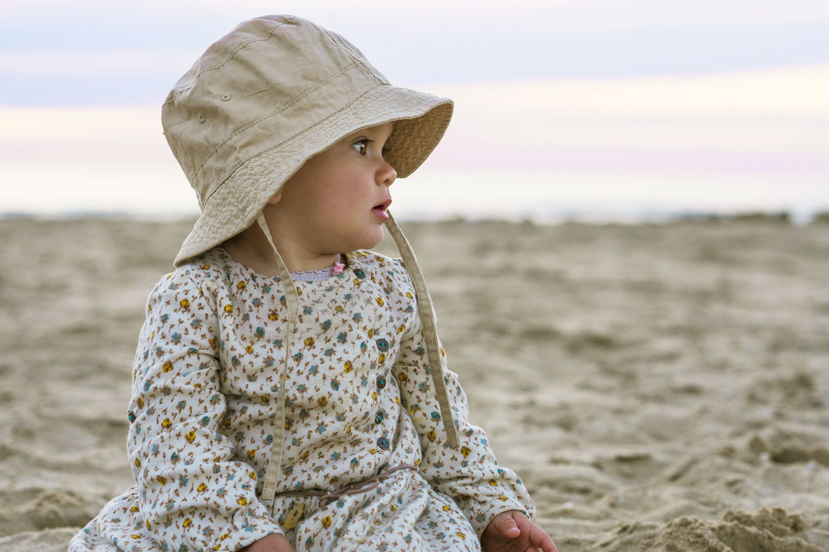 baby-sunhat-long sleeves at beach